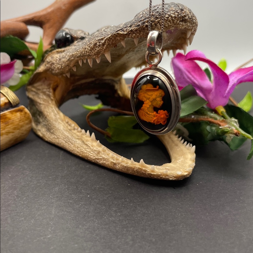 Jane Seymour carved amber pendant necklace 925 A35